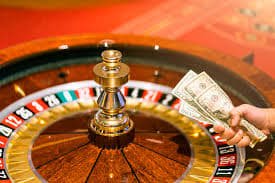 noelle live casino table interface on mobile device showing Dragon Tiger and roulette options
